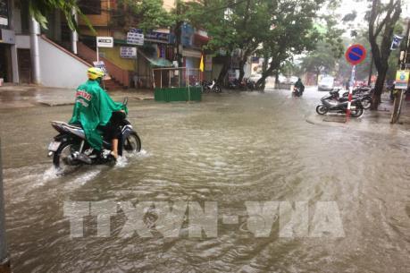 Mưa lớn khiến một số tuyến phố ở Hà Nội ngập úng