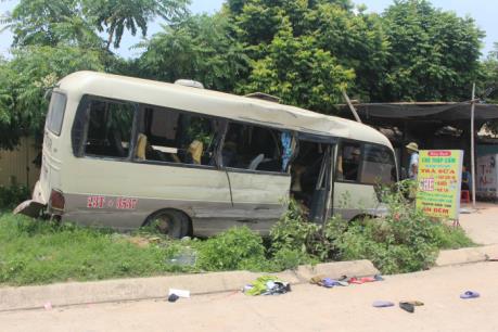 Xe khách va chạm mạnh với xe tải, 24 người nhập viện