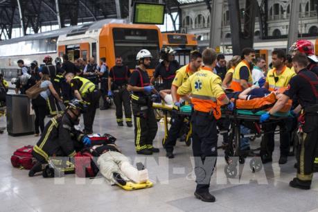 Tàu lao vào rào chắn ở Tây Ban Nha: Số người bị thương tăng mạnh