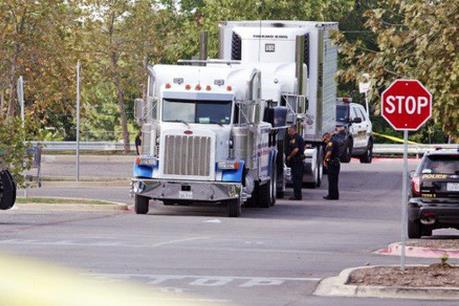 Hàng trăm người di cư được giải cứu khỏi đường dây buôn người