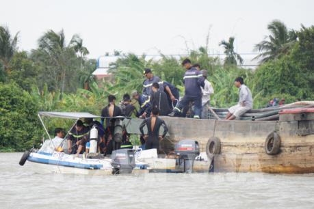 Chỉ đạo khắc phục hậu quả vụ va chạm sà lan và tàu chở cát trên sông Sài Gòn