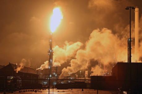 Hỏa hoạn khiến nhà máy lọc dầu lớn nhất châu Âu tạm ngừng hoạt động