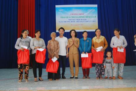 Đoàn thanh niên TTXVN trao quà cho gia đình chính sách