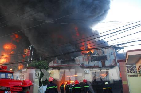 Cháy lớn thiêu rụi công ty sản xuất đồ nhựa