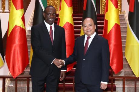 Thủ tướng Nguyễn Xuân Phúc hội đàm với Thủ tướng Mozambique