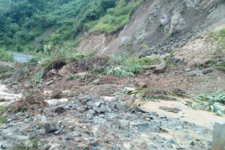 Mưa lớn khiến Quốc lộ 12 và 4H sạt lở