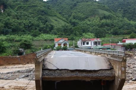 Mưa bão gây thiệt hại cho hệ thống đường bộ như thế nào?