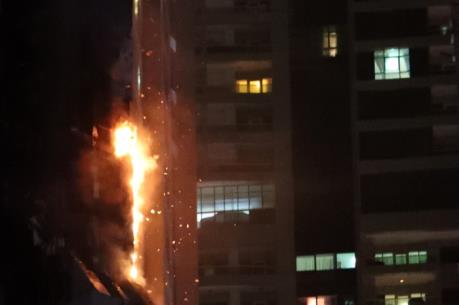 Cháy tòa tháp chung cư 79 tầng