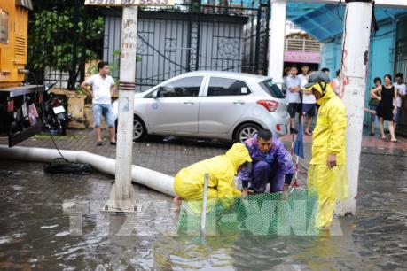 Mưa lớn, tuyến phố Hà Nội lại bị ngập sâu
