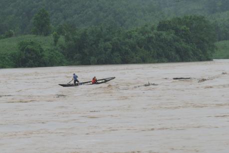 Hai người chết, một người bị nước lũ cuốn trôi