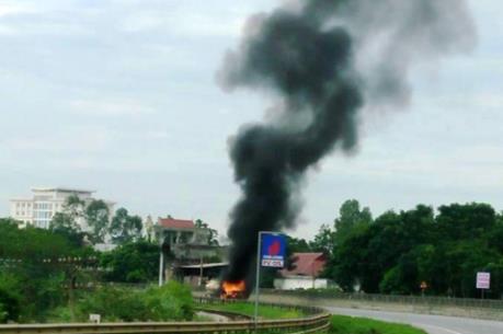 Xe bồn chở dầu bốc cháy dữ dội trên Quốc lộ 1A 