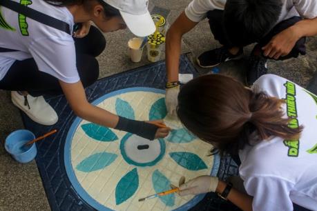 Những bức tranh sắc màu trên nắp cống tại phố đi bộ Hồ Hoàn Kiếm