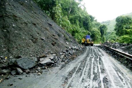 Thông tuyến Quốc lộ 12 đoạn qua Điện Biên sau sự cố sạt lở đất đá