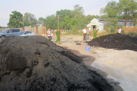Lượng lớn chất thải nguy hại đổ trực tiếp ra môi trường gây nguy cơ ô nhiễm nguồn nước