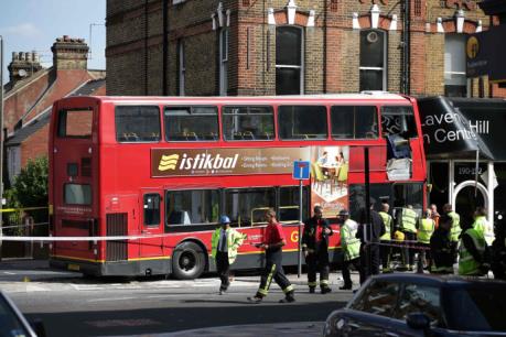 London: Xe bus hai tầng lao vào cửa hàng trên phố Lavender Hill