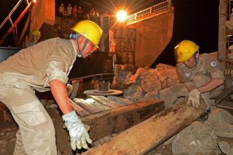 Thi công ngày đêm để thông cầu Nậm Păm, Sơn La