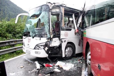 Xe khách mất phanh đâm xe cùng chiều trên đèo Bảo Lộc