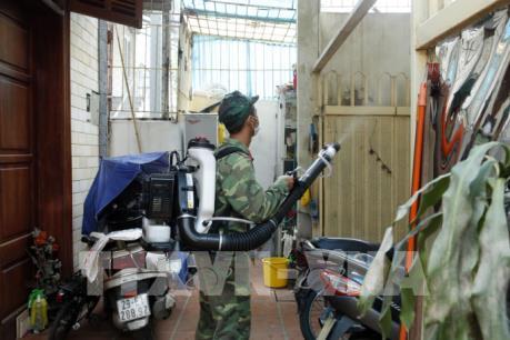 Hà Nội huy động tổng lực phun hóa chất diệt muỗi chống sốt xuất huyết