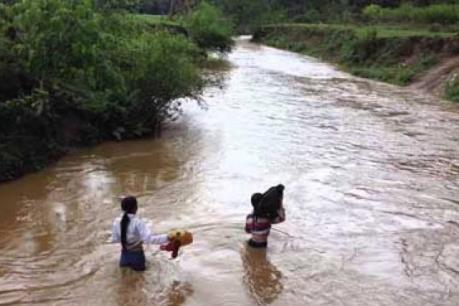 Đi tắm suối bị nước lũ cuốn trôi