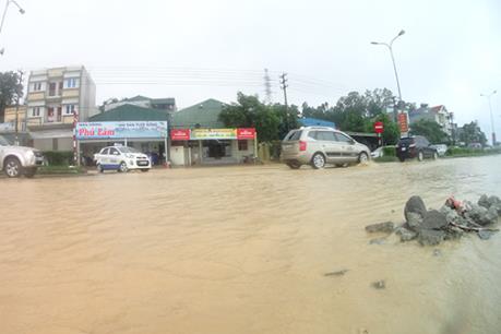 Mưa lớn gây ngập tại Hạ Long, 2 học sinh bị cuốn xuống cống