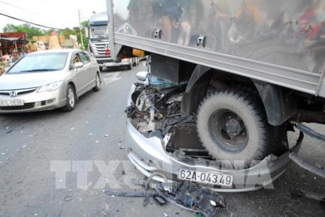 4 ô tô tông liên hoàn, các phương tiện bị hư hỏng nặng