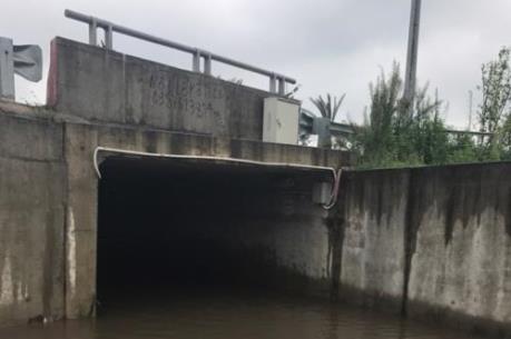 Mưa về, cống chui cao tốc Nhật Tân – Nội Bài biến thành "sông" 