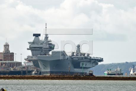 Tàu chiến lớn nhất nước Anh lần đầu tiên cập cảng Portsmouth