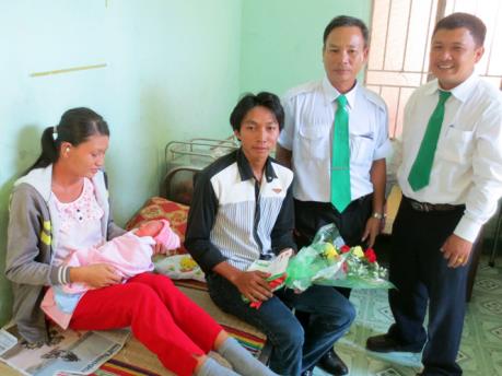 Thưởng nóng tài xế taxi đỡ đẻ cho khách ngay trên xe