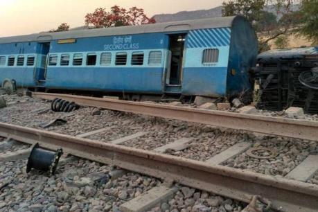 Tàu hoả trật bánh khỏi đường ray hàng chục thương vong