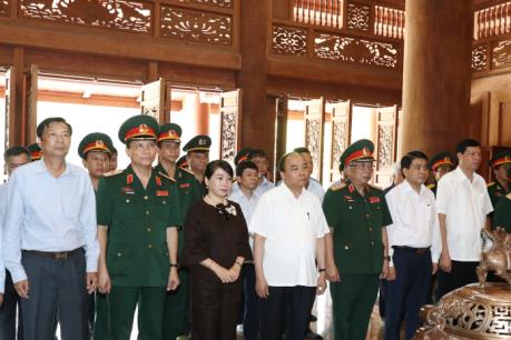 Thủ tướng Nguyễn Xuân Phúc dâng hương tưởng nhớ Bác Hồ tại Khu Di tích K9