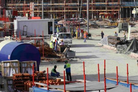 Khó khăn kinh tế, Qatar giảm tiền lương lao động nước ngoài