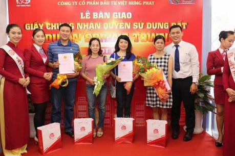 Địa ốc Kim Phát và Việt Hưng Phát trao chứng nhận quyền sử dụng đất cho khách hàng