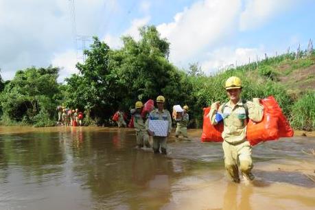Chung tay với học sinh người Mông gần đường dây 500 kV Pleiku 2-Cầu Bông