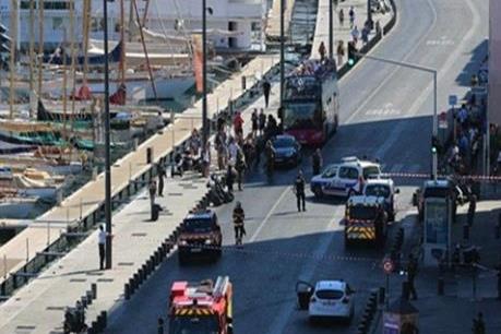 Đối tượng đâm xe vào hai bến xe buýt ở Pháp có vấn đề tâm thần