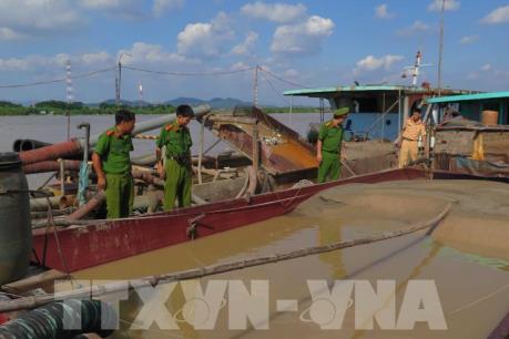 Bắt hai tàu không có biển kiểm soát khai thác cát trái phép trên sông Thái Bình