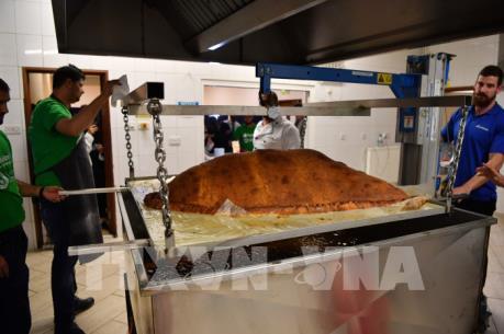 Cận cảnh quá trình làm ra chiếc bánh gối lớn nhất thế giới