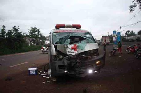 Xe cứu thương đâm vào xe máy, một người chết, một người nguy kịch