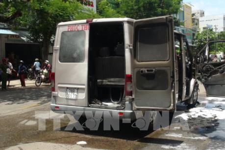 Ô tô đang lưu thông bất ngờ bốc cháy