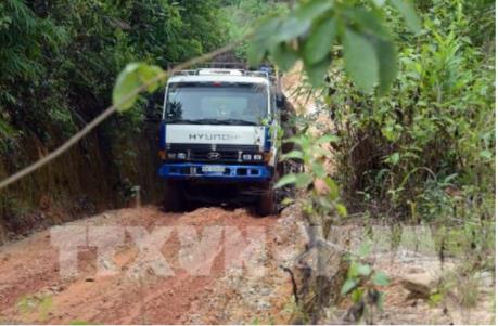 Quốc lộ 14C bị phá nát vì xe tải trọng nặng