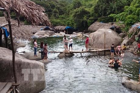 Khu du lịch suối Voi thu hút đông đảo khách du lịch 