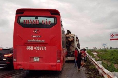 Hai xe khách đấu đầu trên cao tốc Pháp Vân - Cầu Giẽ, 10 người bị thương