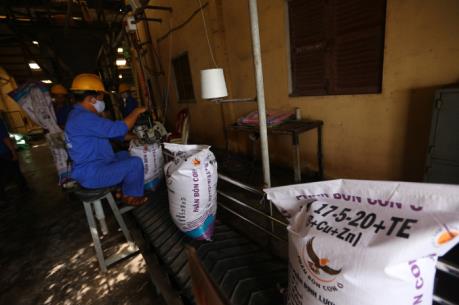 Hà Nam cung ứng phân bón trả chậm cho nông dân