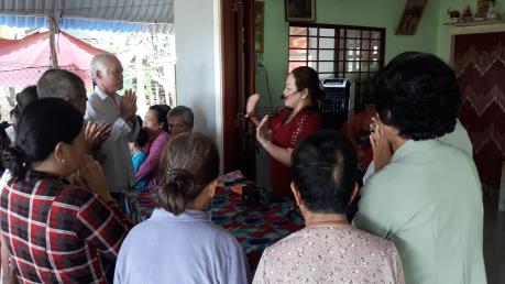 “Thầy rồng” trị bệnh theo hình thức mê tín dị đoan ở Bến Tre