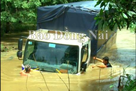 Cố vượt đập tràn, 2 xe ô tô bị nước cuốn trôi