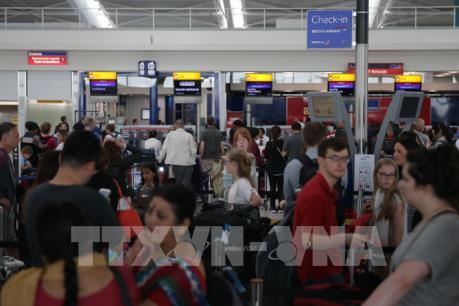 Anh tiếp tục nới lỏng lệnh cấm thiết bị điện tử cá nhân trên máy bay