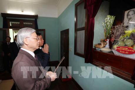 Tổng Bí thư Nguyễn Phú Trọng dâng hương tưởng niệm Bác Hồ