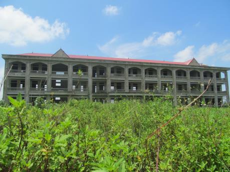 Xót xa trường học 7 năm xây dựng chưa xong
