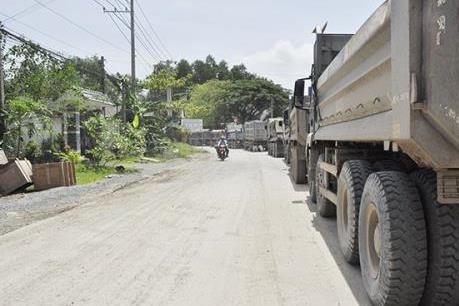 Người dân Phước Tân (Đồng Nai) tiếp tục ngăn xe chở đá lưu thông