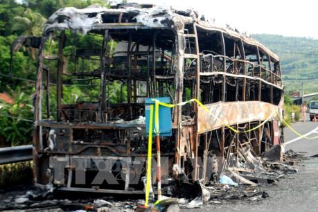 Phú Yên: Xe khách giường nằm bốc cháy dữ dội