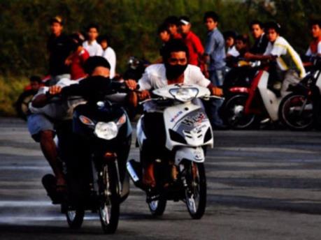 Bắt 19 thanh niên tụ tập đua xe gây mất trật tự công cộng